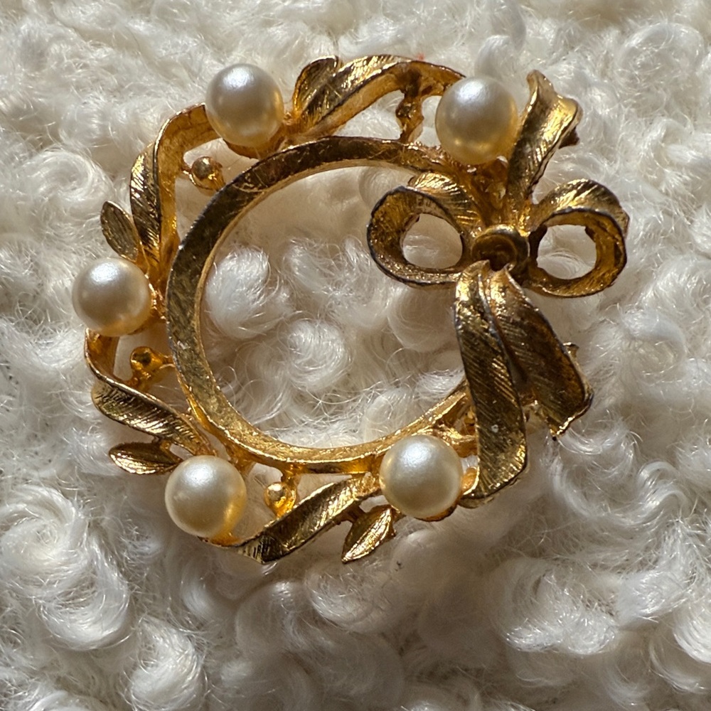 Elegant Gold and Pearl Brooch